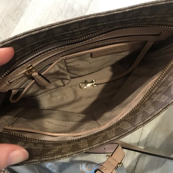 Like new Michael Kors crossbody purse - Picture 9 of 11